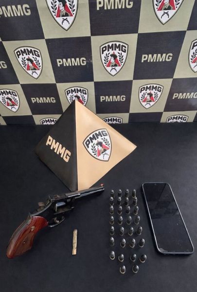 Imagem que mostra uma arma de fogo, uma balança, cartuchos e um celular sobre fundo com logotipo da PMMG.