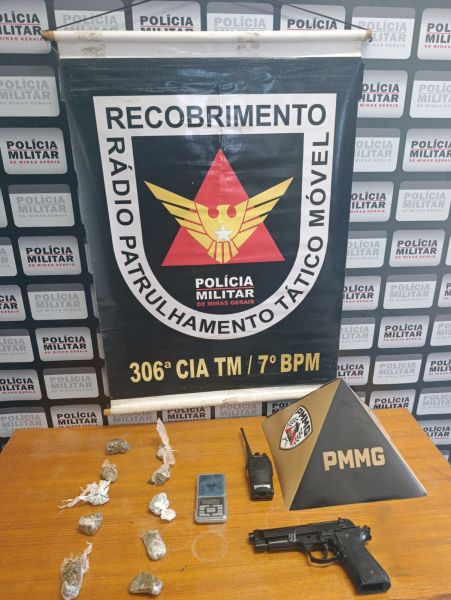 Material apreendido pela Polícia Militar, incluindo uma pistola, balança, rádio comunicador, e entorpecentes, com um banner da unidade de patrulhamento tático ao fundo.