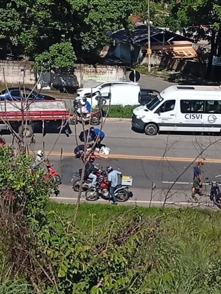 Cenas de uma via movimentada com carros, caminhões e motocicletas, além de pessoas interagindo e um van branca com a inscrição 'CISVI'.
