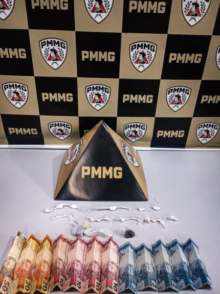 Uma pirâmide com o logotipo 'PMMG' em frente a um fundo com o mesmo logotipo, com diversas notas de dinheiro dispostas em fileira na parte inferior.