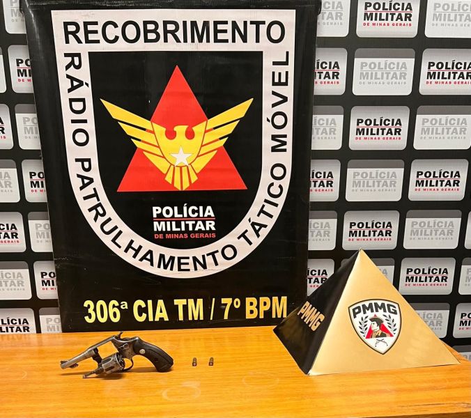 Imagem de material apreendido, incluindo uma arma de fogo, cartuchos, e uma placa da Polícia Militar de Minas Gerais com os dizeres 'Recombrimento Rádio Patrulhamento Tático Móvel'.