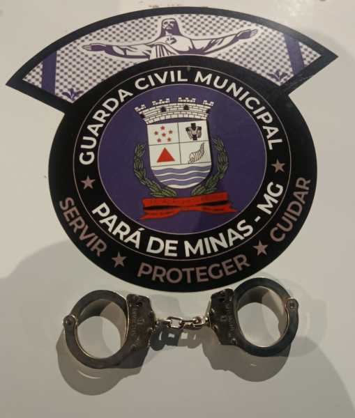 Emblema da Guarda Civil Municipal de Pará de Minas, MG, com algemas em primeiro plano.