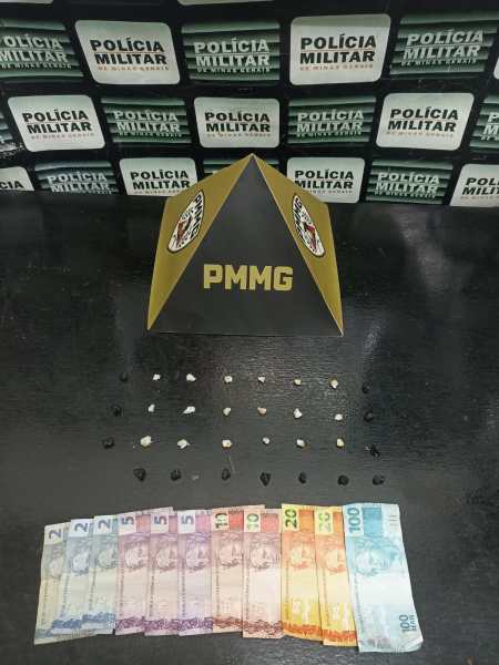 Vista de material apreendido, incluindo uma estrutura com a sigla PMMG, diversas porções de substâncias e cédulas de dinheiro.