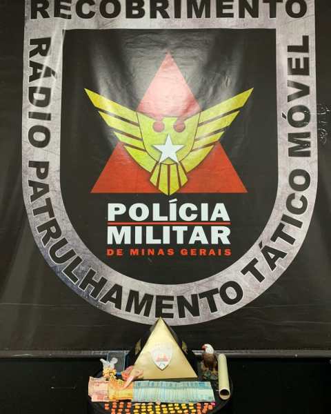 Logotipo da Polícia Militar de Minas Gerais em fundo preto, com a frase 'Rádio Patrulhamento Tático Móvel' e objetos relacionados ao policiamento em primeiro plano.