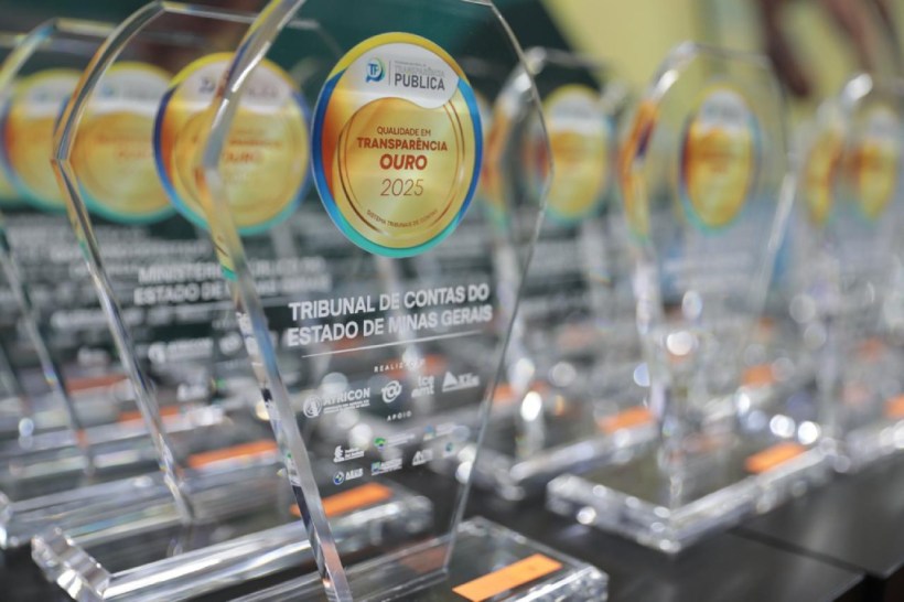 Vários troféus de transparência em destaque, com a inscrição 'Qualidade em Transparência Ouro 2025' e o nome 'Tribunal de Contas do Estado de Minas Gerais'.