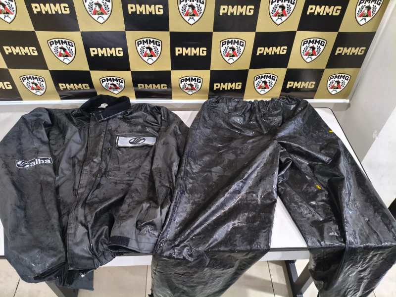 Conjunto de roupa de proteção contra chuva, composto por jaqueta e calças pretas, com o logotipo da marca alba visível.