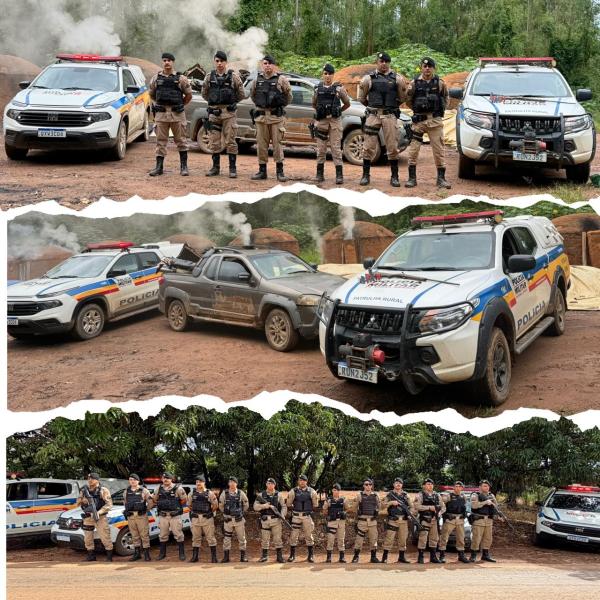 Policiais em pé em frente a viaturas, com uma cena de operação em área rural.