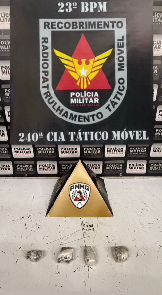 Imagem de um banner da Polícia Militar com o símbolo do 23º BPM e informações da 240ª CIA TÁTICO MÓVEL, exibindo também alguns objetos no chão.
