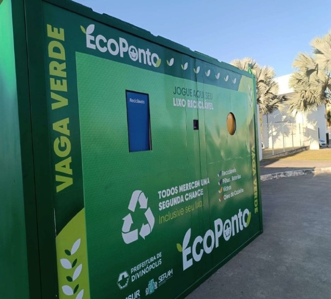 Um EcoPonto verde para depósito de lixo reciclável, com instruções visíveis sobre reciclagem e uma logo destacada.
