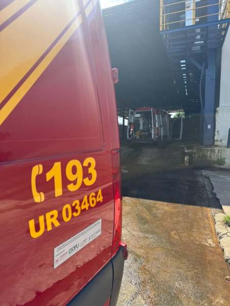 Van de emergência estacionada em um local coberto, com a logo 193 visível.