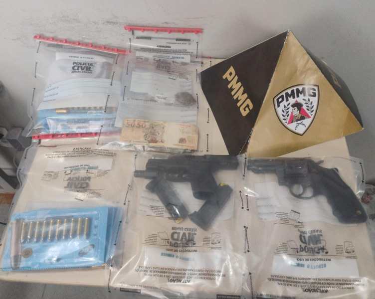 Materiais policiais, incluindo armas, munições e documentos, organizados em sacos plásticos identificáveis.
