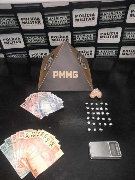 Uma pirâmide com a sigla PMMG, dinheiro em notas de diferentes valores, uma balança e pequenos pacotes de substância ao redor.
