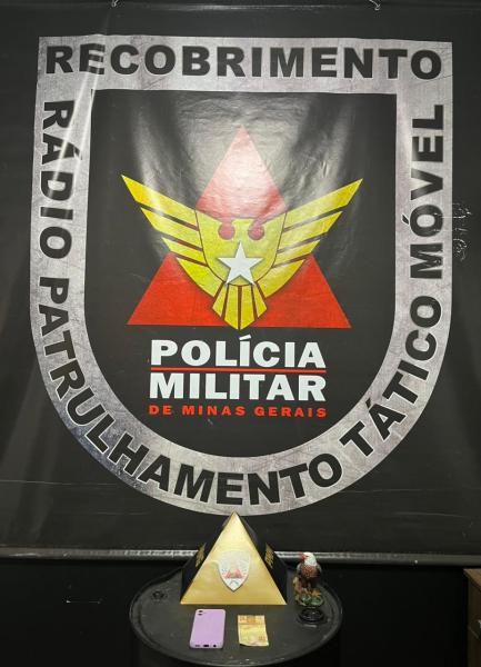 Emblema da Polícia Militar de Minas Gerais, com o texto 'RECOBRIMENTO RADIO PATRULHAMENTO TÁTICO MÓVEL' e uma estrutura triangular em destaque na parte inferior da imagem.