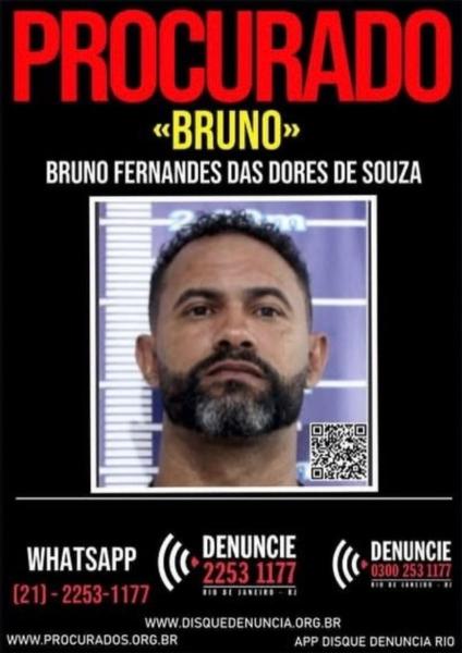 Cartaz de procurado com a foto de um homem, nomeado Bruno, identificado como Bruno Fernandes das Dores de Souza. Informações de contato e QR code para denúncia.