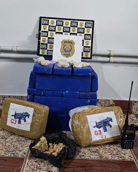 Material apreendido pela Polícia Civil, incluindo pacotes de drogas, uma arma de fogo e um rádio comunicador, com um fundo de logotipo da polícia.