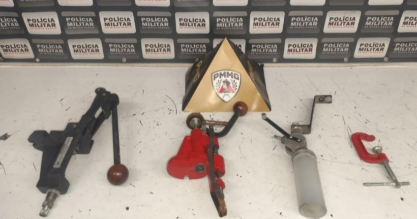 Imagens de vários utensílios e equipamentos de segurança, incluindo um dispositivo de alavanca, um produto vermelho, um cilindro e uma estrutura triangular com o logotipo da PMMG.