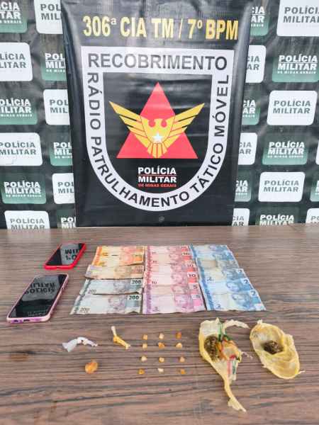 Imagem de materiais apreendidos pela polícia, incluindo dinheiro, celulares e substâncias suspeitas, com um fundo que apresenta o logo da Polícia Militar.