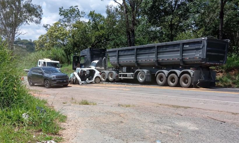 Acidente de trânsito envolvendo um carro de passeio e um caminhão com caçamba em uma estrada.