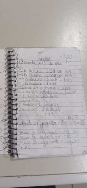 Anotação em caderno espiral com lista de despesas e receitas, incluindo itens como alimentação, contas e um orçamento de viagens.