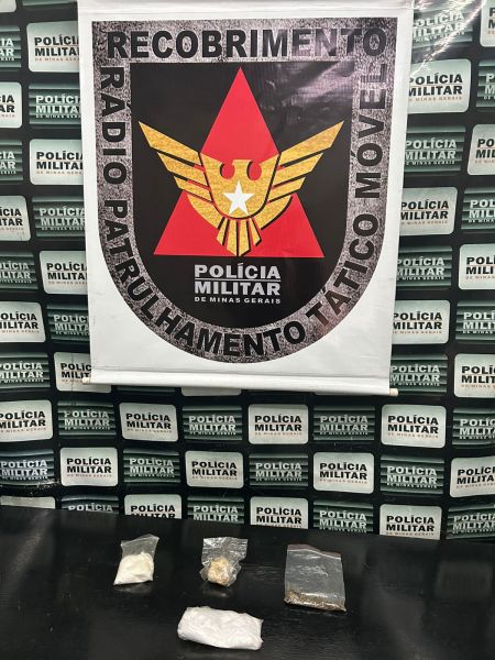 Imagem com drogas embaladas em um fundo com o logotipo da Polícia Militar de Minas Gerais.