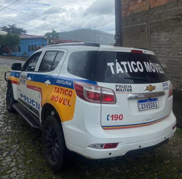 Viatura da Polícia Militar com a inscrição 'TÁTICO MÓVEL', estacionada em área urbana.