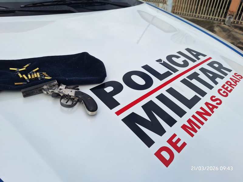 Um revólver e munições sobre o capô de um veículo da Polícia Militar de Minas Gerais.