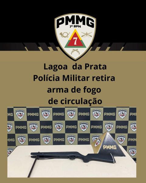 Imagem mostrando a retirada de uma arma de fogo pela Polícia Militar em Lagoa da Prata, com o logo da PMMG ao fundo.