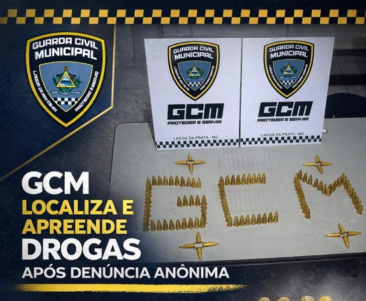 Imagem da Guarda Civil Municipal com a mensagem sobre a localização e apreensão de drogas. Mostra a sigla GCM formada por munições em uma mesa, com cartazes ao fundo indicando a operação em Lagoa da Prata, MG.