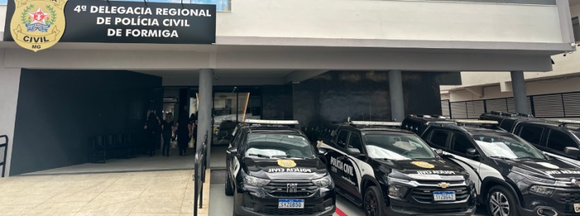 Fachada da 4ª Delegacia Regional de Polícia Civil de Formiga, com viaturas estacionadas em frente ao prédio.