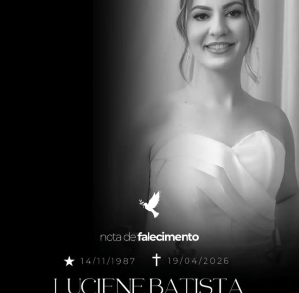 Imagem em preto e branco de uma mulher sorrindo, vestindo um vestido elegante. A imagem contém uma nota de falecimento com o nome 'Luciene Batista' e as datas '14/11/1987' e '19/04/2026'.