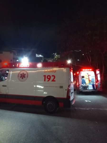 Ambulâncias do Serviço de Atendimento Móvel de Urgência (SAMU) em uma rua à noite, com luzes vermelhas acesas.