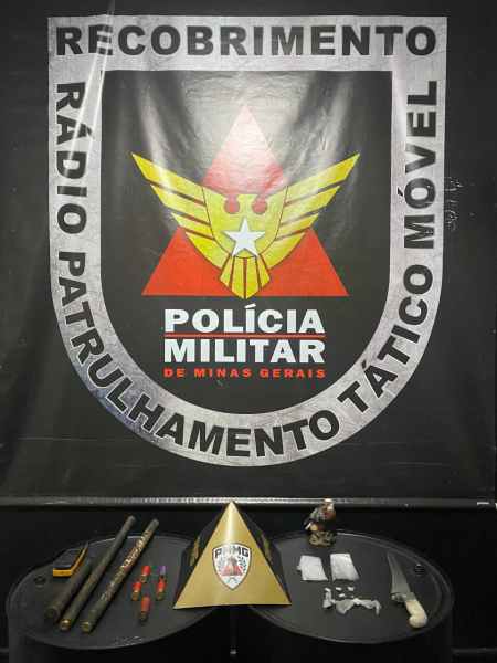 Imagem do logotipo da Polícia Militar de Minas Gerais, com foco na operação de rádio patrulhamento tático móvel. Abaixo, objetos relacionados à segurança e à intervenção policial, incluindo bastões, uma faca, e outros itens evidenciando a ação da polícia.