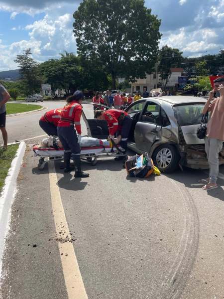 Cenas de um acidente de carro, com socorristas atendendo uma vítima sobre uma maca, enquanto outras pessoas observam ao fundo.