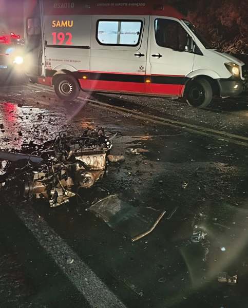 Ambulância do SAMU 192 em cena de acidente, com fragmentos de veículo danificado no chão.
