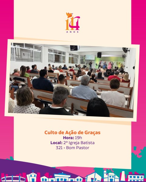Imagem de um culto com uma audiência reunida em um salão, com pessoas sentadas em bancos, em um ambiente iluminado.