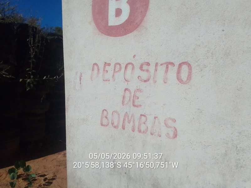 Paredão com a inscrição 'DEPÓSITO DE BOMBAS' e um círculo vermelho com a letra B.