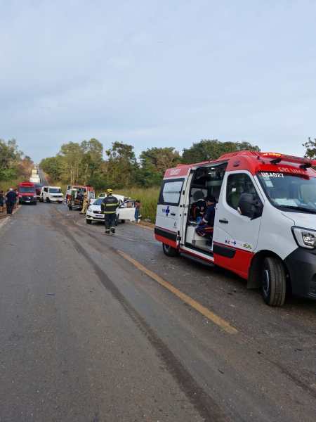 Ambulância e veículos de resgate em uma estrada, com socorristas atendendo a uma situação de emergência.