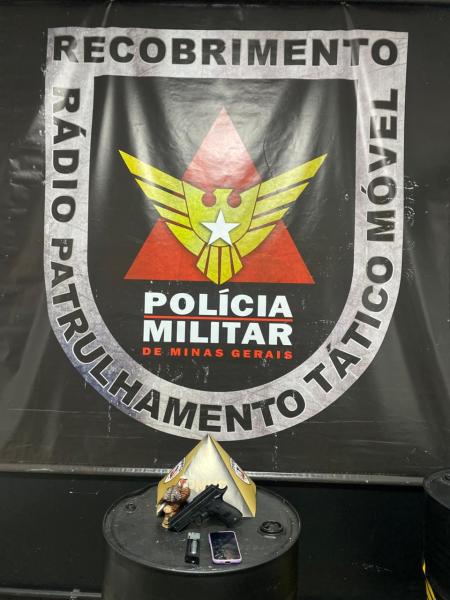 Banner da Polícia Militar de Minas Gerais, com o símbolo da corporação ao centro e a inscrição 'Recobrimento Rádio Patrulhamento Tático Móvel'.