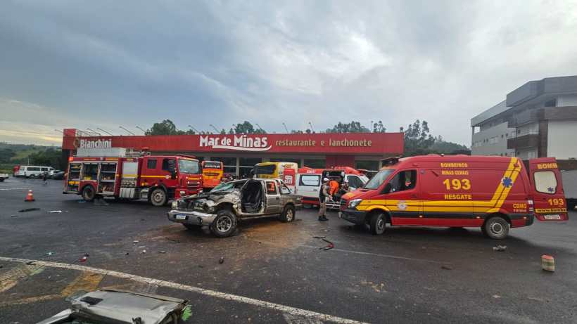 Cena de um acidente com veículos danificados em frente ao restaurante Mar de Minas, com viaturas de bombeiros e equipes de resgate no local.
