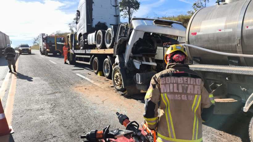 Acidente de caminhão na estrada com bombeiros atendendo a ocorrência.