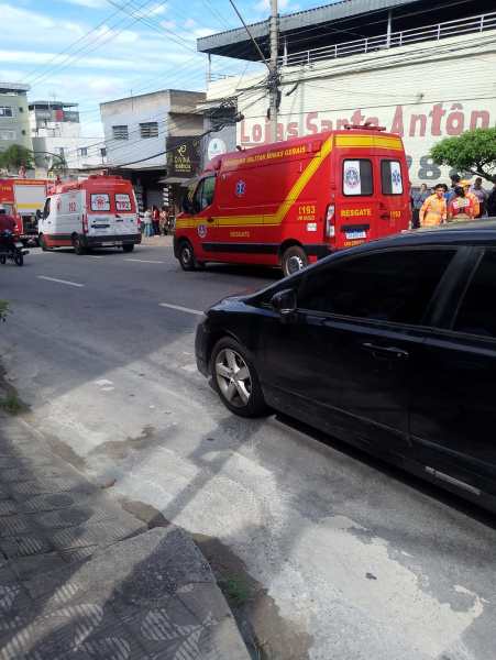 Cenas de um incidente na rua, com ambulâncias e veículos de resgate presentes.