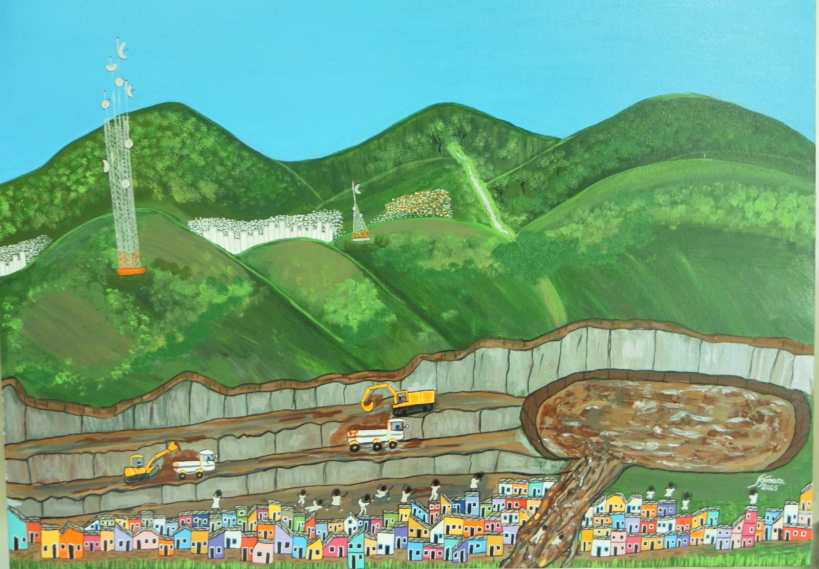Ilustração de uma paisagem montanhosa com atividades de mineração em uma mina. No fundo, montanhas verdes e uma torre de telecomunicações. Em primeiro plano, casas coloridas de uma comunidade próxima à mina.