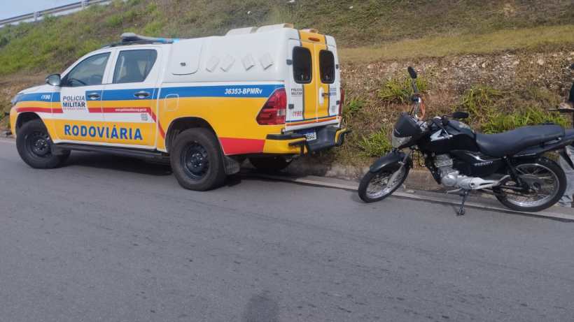 Veículo da Polícia Militar Rodoviária estacionado ao lado de uma moto em um acostamento.