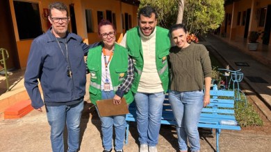 Equipe da Prefeitura de Divinópolis e da Casa Dia em ação de reinserção social com retorno de usuário à família em Goiás