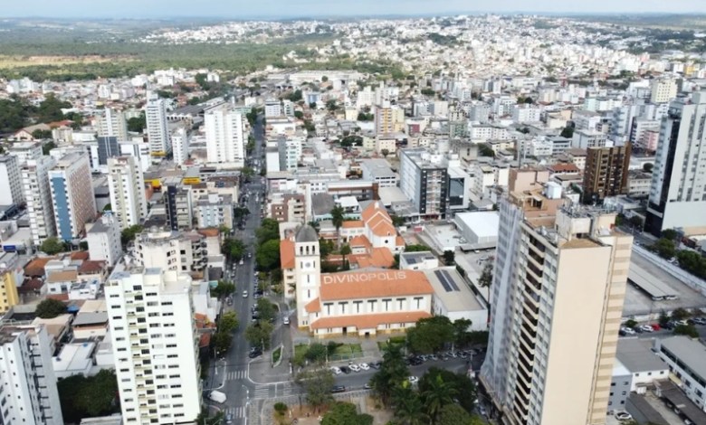 Agentes da Prefeitura de Divinópolis fiscalizam comércio ambulante na região central