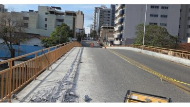 Viaduto do Esplanada em Divinópolis com trânsito liberado no fim de semana e sinalização de obras.