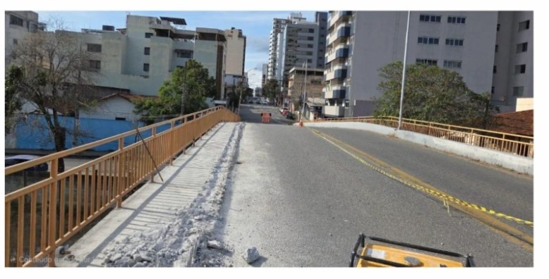 Viaduto do Esplanada em Divinópolis com trânsito liberado no fim de semana e sinalização de obras.