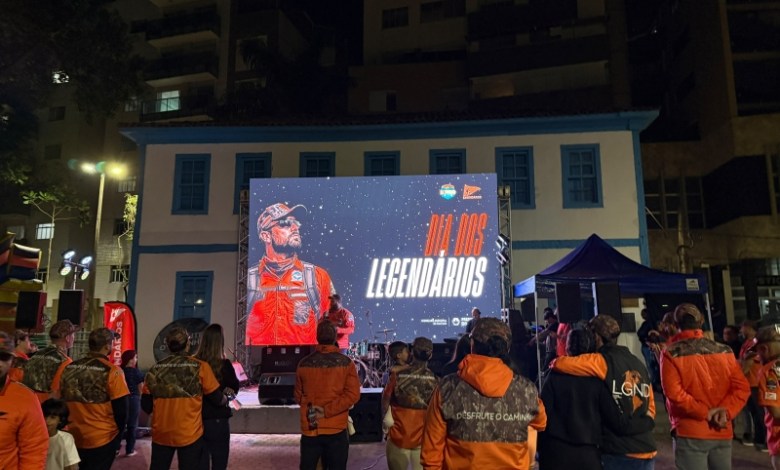 Público acompanha a celebração do Dia Municipal dos Legendários na Praça da Catedral, em Divinópolis