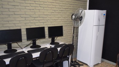 Sala de aula com móveis escolares fixados, em tema da lei sobre segurança escolar