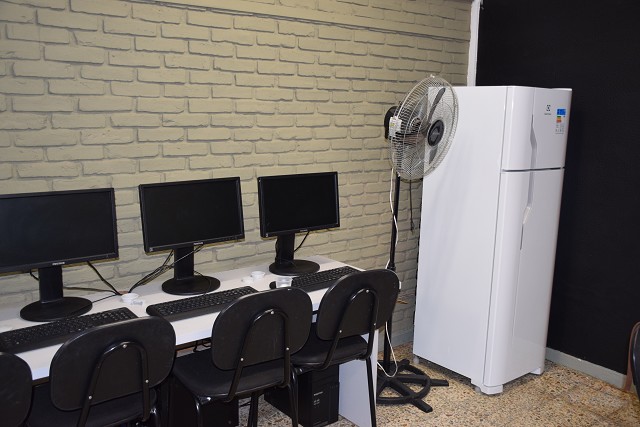 Sala de aula com móveis escolares fixados, em tema da lei sobre segurança escolar